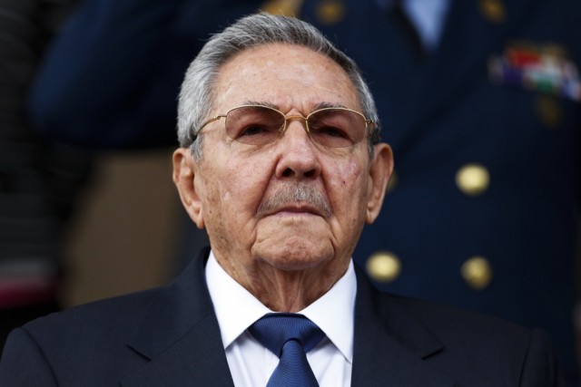 Raúl Castro dice que escuchó con admiración las palabras de Maduro tras derrota