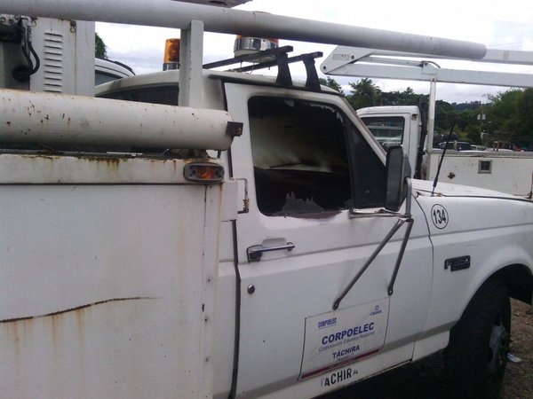 Este camión-cesta, cuya cabina se quemó por completo, fue uno de los vehículos que mayor daño sufrió durante el ataque de este lunes al estacionamiento de Corpoelec