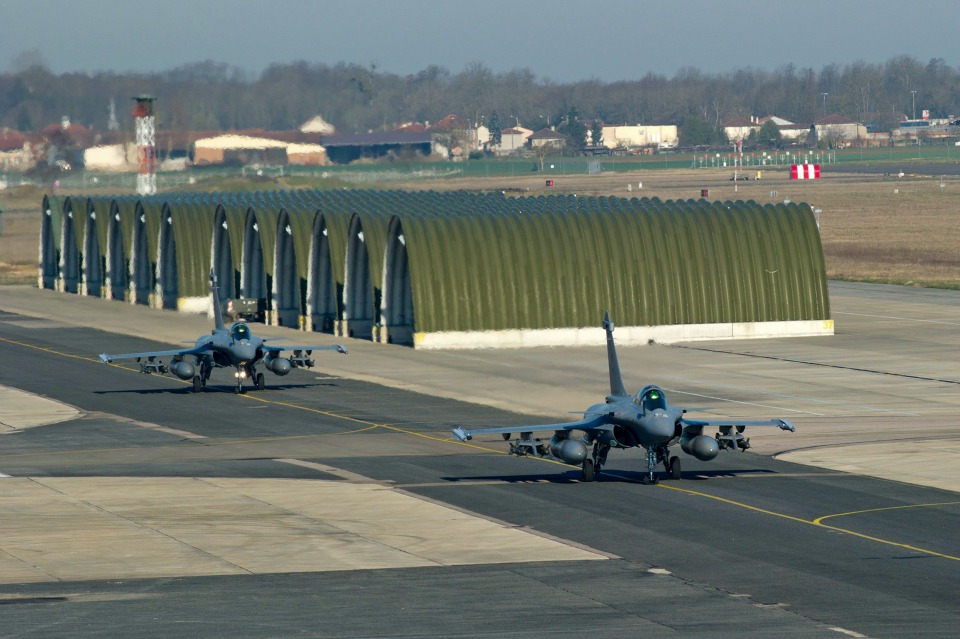 Aviones franceses bombardean bastiones del Estado Islámico en Siria