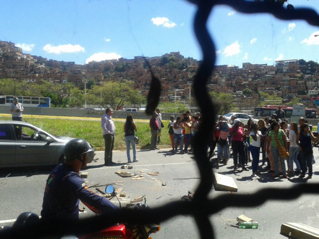 Detenidos en calabozos de PoliSucre mantienen sometidos a tres efectivos