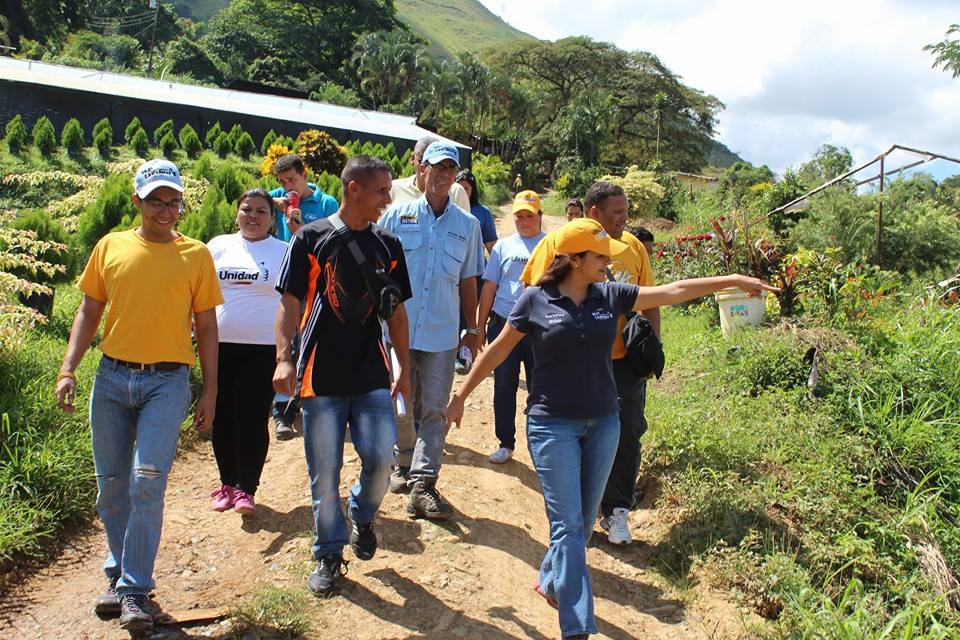 Por la Ley de Producción Nacional, agricultores se restearon con Karin Salanova en Aragua