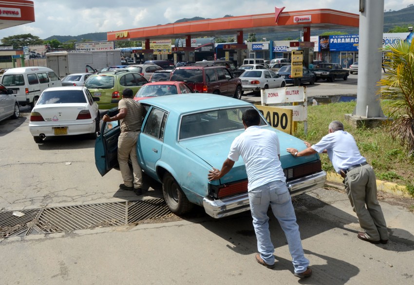 Largas colas en estaciones de servicio por falta de gasolina en Valencia