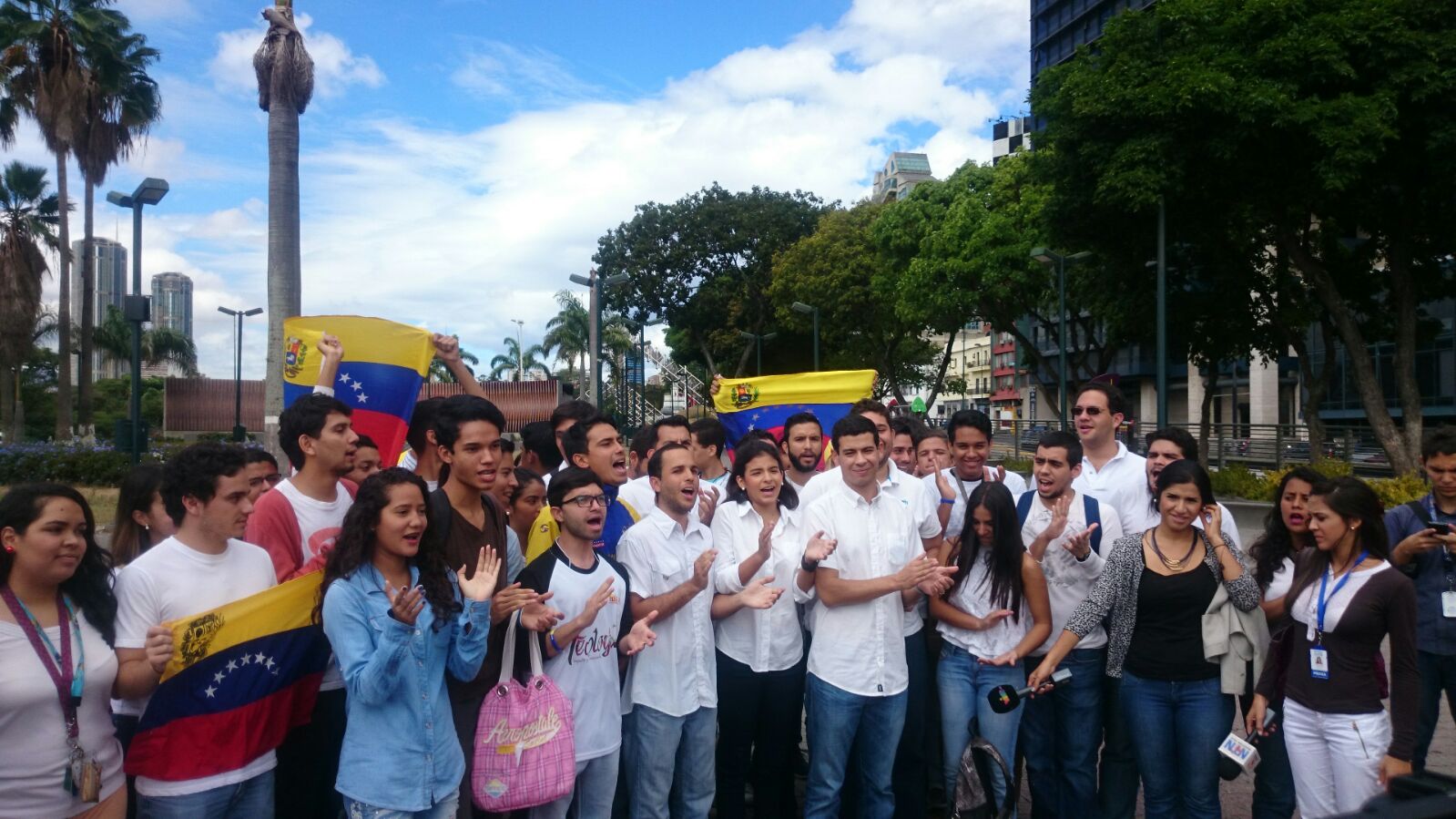 Estudiantes e integrantes de Vente Joven garantizan defensa del voto el próximo 6D