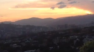 El atardecer en Caracas lo volvió a hacer y deslumbró con su belleza (Video)