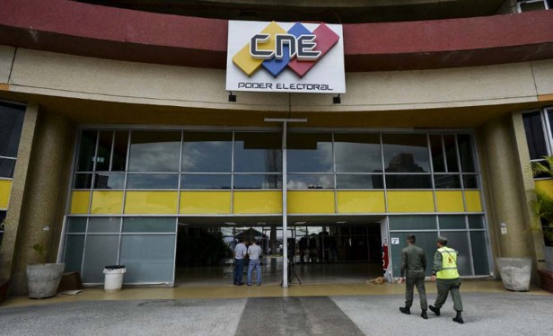 Members of Bolivarian National Guard of Venezuela walk into the National Electoral Council (CNE) headquarters in Caracas, on December 5, 2015. For the first time in 16 years of "Bolivarian revolution" under late president Hugo Chavez and his successor Nicolas Maduro, polls show their rivals could now win a majority in the National Assembly. AFP PHOTO / LUIS ROBAYO / AFP / LUIS ROBAYO