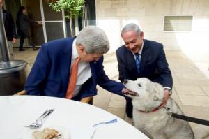 La perra de Netanyahu mordió a dos invitados de una recepción