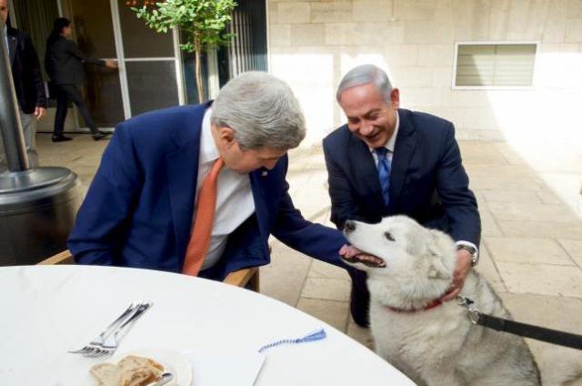  Netanyahu le presentó su perra -adoptada en noviembre 2015- a John Kerry (Foto Reuters)