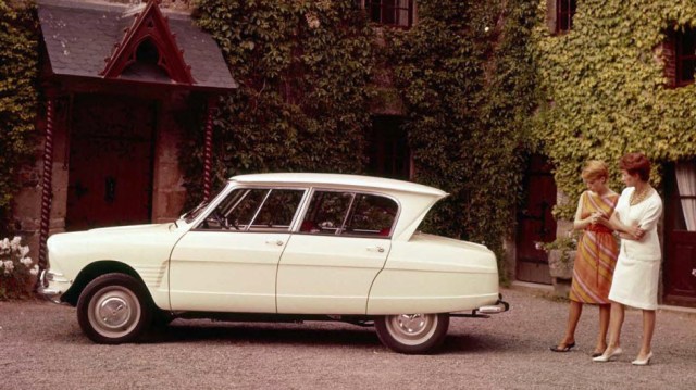 CITROËN AMI 6 SEDÁN: Esta variante del Citroën Ami no fue bien recibida por el público. Su cristal posterior invertido fue lo más criticado del modelo.