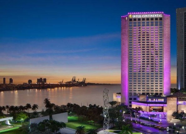 Inauguran pista de patinaje sobre el hielo frente al mar en el Intercontinental Miami