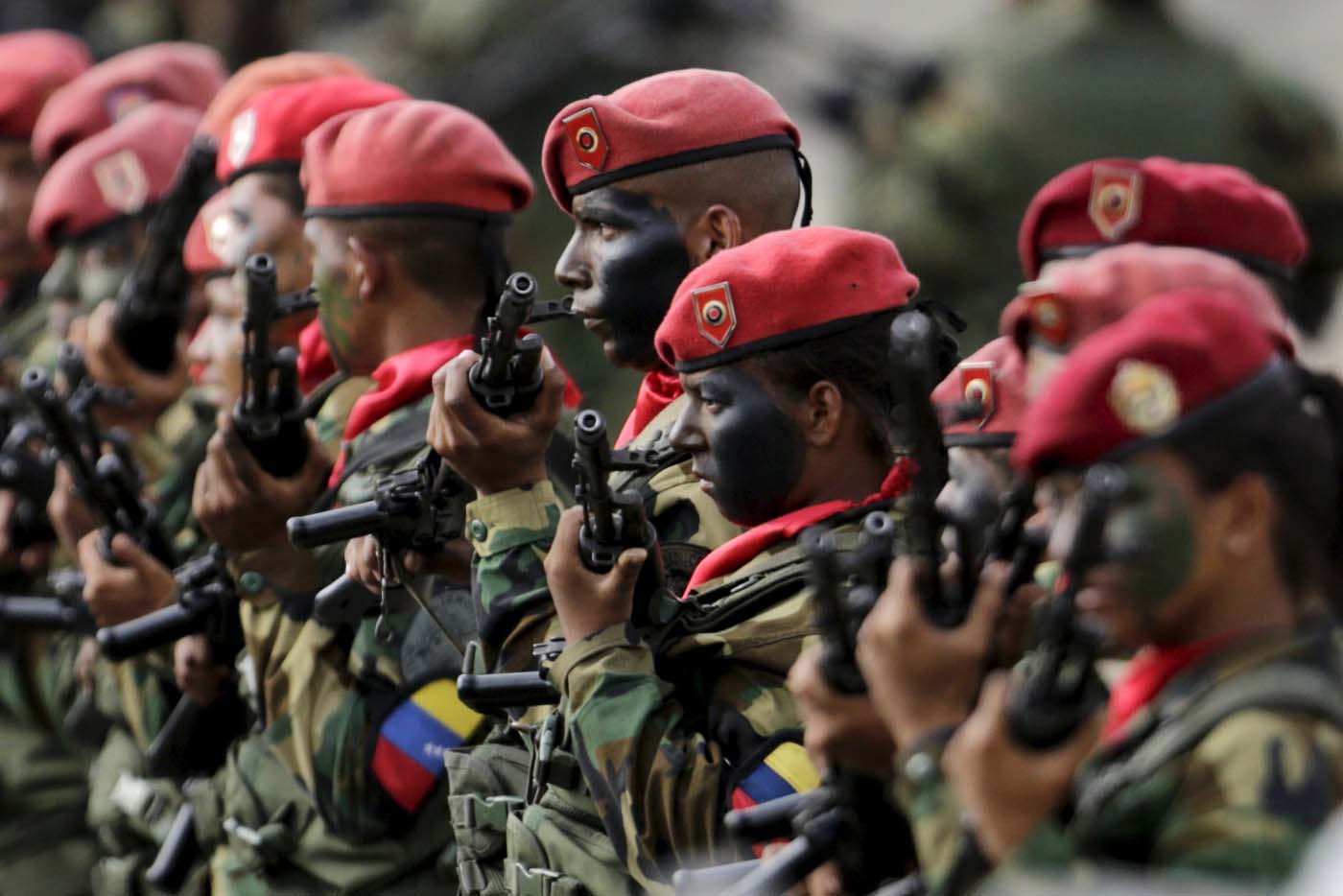 Vivir con 10 dólares por mes: La miseria ronda los salarios de los militares venezolanos que tampoco gozan de seguridad social