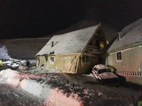 A house and a car are snow covered as an avalanche hit several houses in Longyearbyen, Norway December 19, 2015.  Several people were injured and missing on Saturday after an avalanche buried about 10 houses on the Svalbard archipelago in the heart of the Norwegian Arctic, local officials said. / AFP / NTB scanpix AND NTB Scanpix / -- / Norway OUT