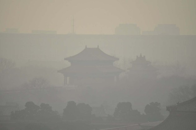 Buildings inside the Forbidden City are seen amid heavy smog under a red alert for air pollution, in Beijing, China, December 19, 2015. REUTERS/Stringer  ATTENTION EDITORS - THIS PICTURE WAS PROVIDED BY A THIRD PARTY. THIS PICTURE IS DISTRIBUTED EXACTLY AS RECEIVED BY REUTERS, AS A SERVICE TO CLIENTS. CHINA OUT. NO COMMERCIAL OR EDITORIAL SALES IN CHINA.      TPX IMAGES OF THE DAY