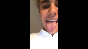Justin Bieber se puso un diente de oro