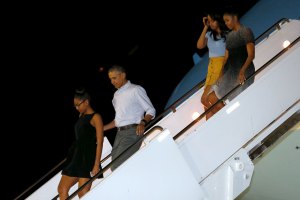 Obama llega a Hawái para vacaciones de Navidad