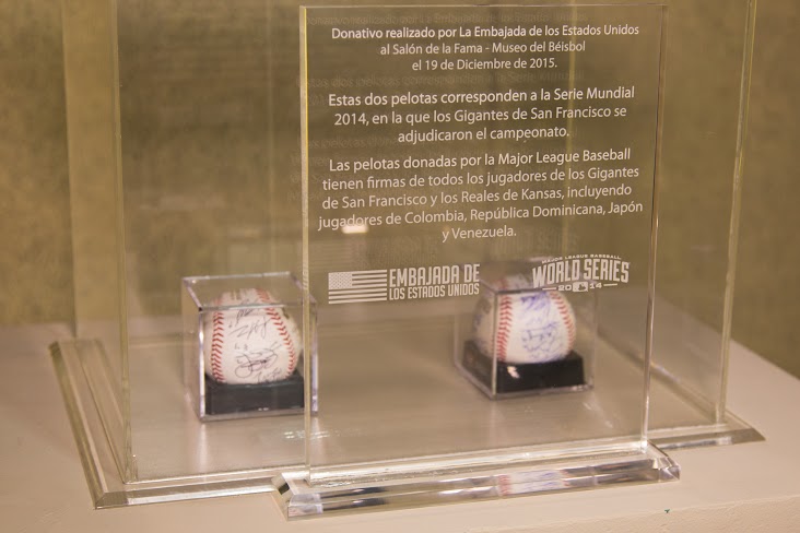 Embajada de los EEUU dona al Museo del Béisbol dos pelotas autografiadas por grandes ligas criollos