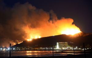 Incendio en California quema 500 hectáreas al noroeste de Los Ángeles, autoridades cierran autopista