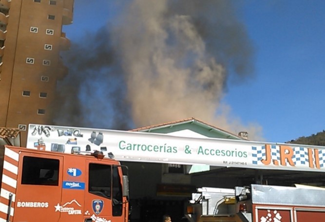 Incendio en taller mecánico en El Paraíso dejó cuatro lesionados (Fotos)