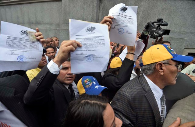 A group of Venezuelan opposition deputies arrive at the parliament in Caracas, on January 5, 2016.  Venezuela's President Nicolas Maduro ordered the security forces to ensure the swearing-in of a new opposition-dominated legislature passes off peacefully Tuesday, after calls for rallies raised fears of unrest. AFP PHOTO/JUAN BARRETO / AFP / JUAN BARRETO