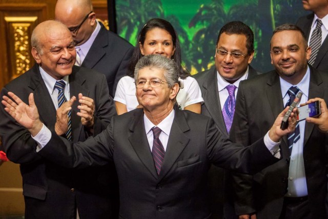 CAR01. CARACAS (VENEZUELA), 04/01/2016.- El diputado opositor Henry Ramos Allup y nuevo presidente de la Asamblea Nacional llega para la instalación del organismo hoy, martes 5 de enero de 2016, en Caracas (Venezuela). Los diputados elegidos en los comicios tomarán posesión hoy de sus cargos con lo que se pondrá fin a la hegemonía parlamentaria chavista de los últimos 17 años, después de que la oposición obtuviese el 6 de diciembre una mayoría de 112 diputados frente a los 55 conseguidos por el oficialismo. EFE/Miguel Gutérrez