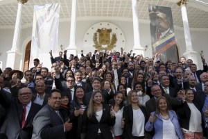 El cambio llegó a la AN: El “gigante Chávez” también cayó en la entrada del parlamento