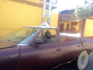 ¿Cómo lo dejan circular? El taxi carcacha sin techo de Higuerote (fotos)
