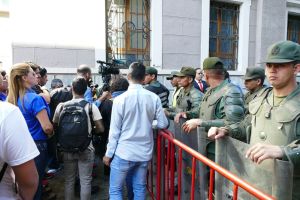 La tensión que se vivió en la AN por protestas de los chavistas contra diputados de la Unidad (FOTOS)
