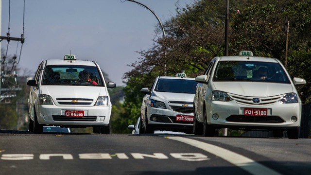 Taxistas en Sao Paulo no podrán usar bermudas ni hablar de fútbol