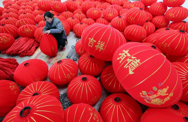 Un trabajador hace linternas en una fábrica antes de la próxima Año Nuevo Lunar chino, en condado Boai, provincia de Henan, 19 de enero de 2016. REUTERS / China Daily