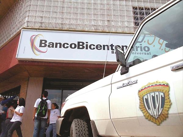 Condenan a dos empleados del Banco Bicentenario por corrupción