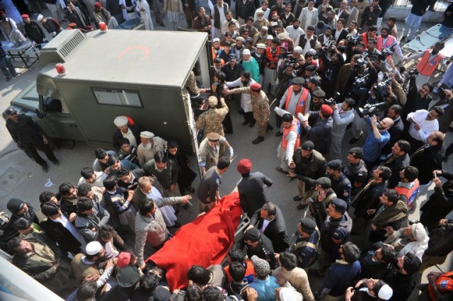 Pakistani rescuers shift an injured victim in an army ambulance from a hospital following an attack by militants in the Bacha Khan university in Charsadda, about 50 kilometres from Peshawar, on January 20, 2016. At least 21 people died in an armed assault on a university in Pakistan on January 20, where witnesses reported two large explosions as security forces moved in under dense fog to halt the bloodshed. AFP PHOTO / Hasham AHMED / AFP / HASHAM AHMED