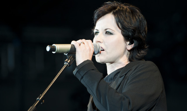 Vocalista de The Cranberries será sentenciada por escupir y agredir a un policía