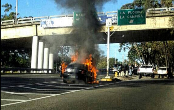 Vehículo se incendió en la Cota Mil a la altura de La Florida