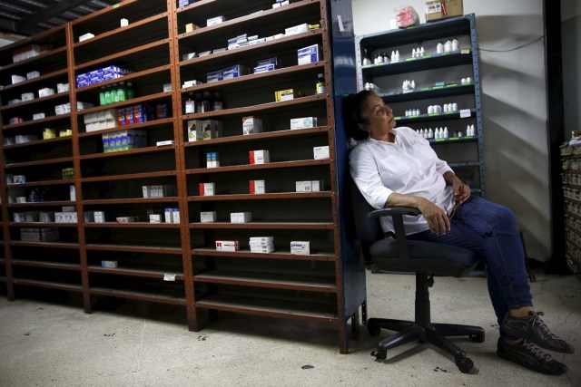 A pharmacy employee waits for customers at a drugstore in Caracas January 20, 2016. REUTERS/Carlos Garcia Rawlins TPX IMAGES OF THE DAY