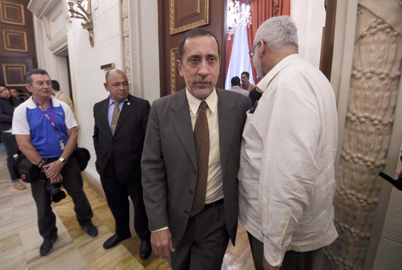 Grupo chavista agredió al diputado José Guerra a la salida del Palacio Legislativo