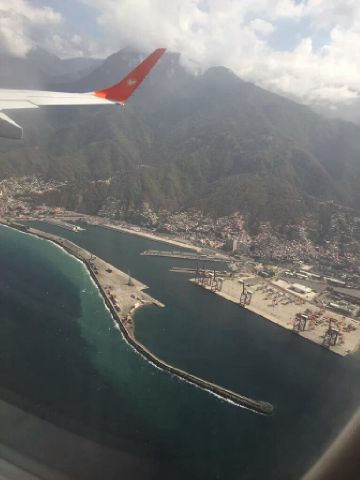 Esta foto lo dice todo: Desolado el puerto de La Guaira