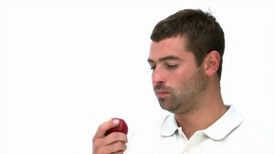 Comer bastante fruta reduce el riesgo de disfunción eréctil, según estudio