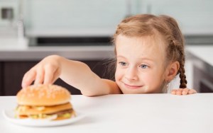 Mira cómo hacer que la comida rápida no sea tan dañina para tus hijos