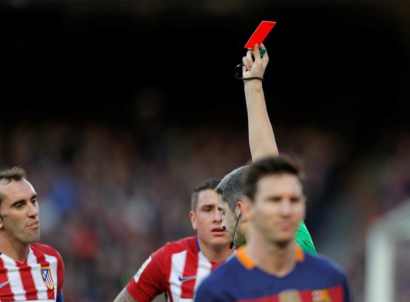 Messi y Suárez ofrecen apurada victoria al Barcelona contra un Atlético que terminó con nueve