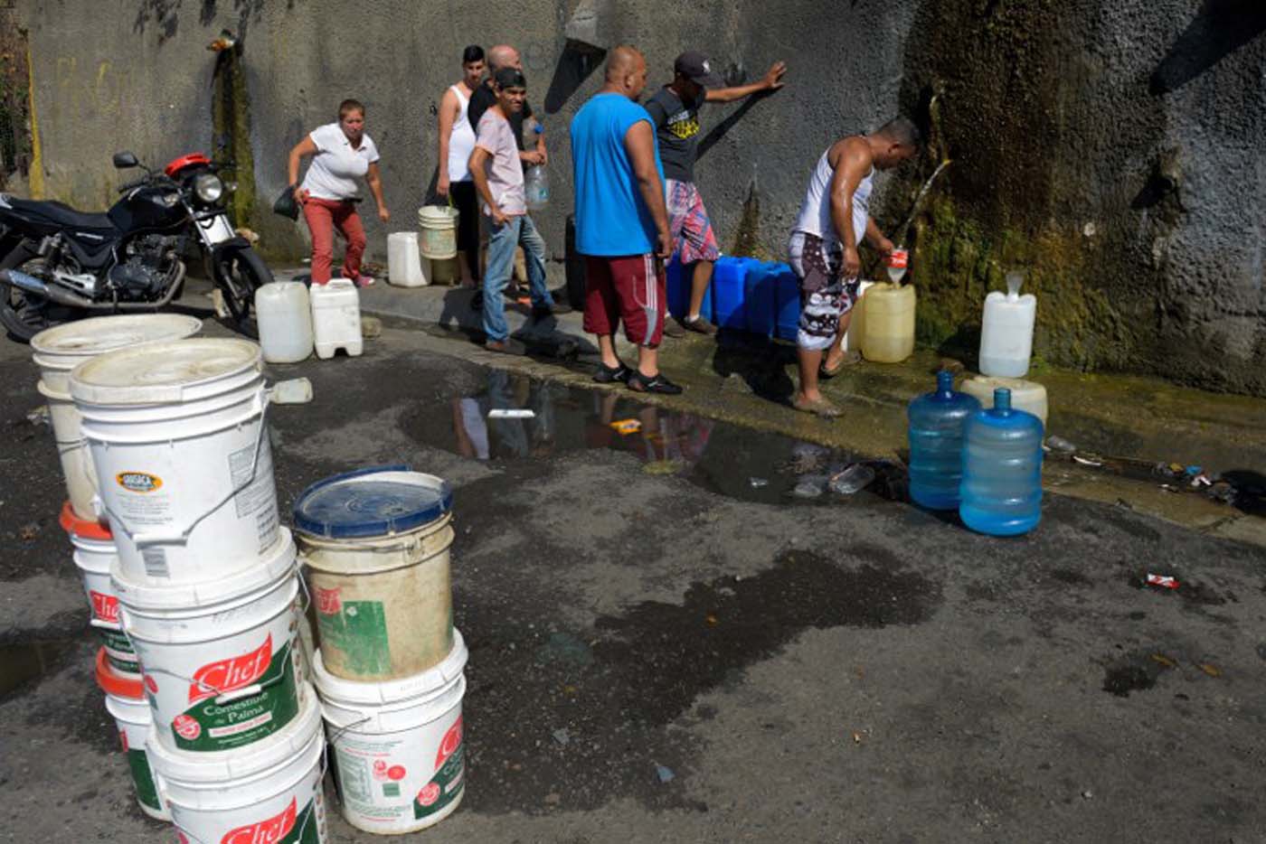 ¡Continúa la ineficiencia! Habitantes de Guatire denuncian que llevan más de 15 días sin agua #23Feb