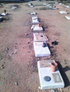 Ni los muertos se salvan de la delincuencia: Roban placas de los cementerios