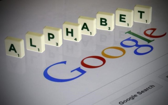 La palabra "Alphabet" formada con letras del juego de mesa "Scrabble" sobre la pantalla de un computador con la página de búsqueda de Google, en esta ilustración fotográfica tomada en París, Francia. Foto: Reuters