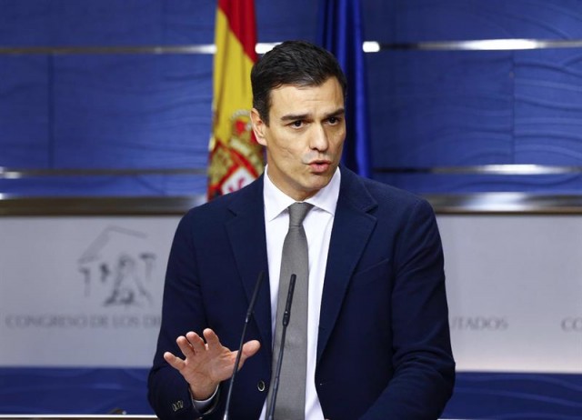  El líder del PSOE y candidato a la Presidencia del Gobierno, Pedro Sánchez, durante la rueda de prensa que ha ofrecido hoy en el Congreso al finalizar los primeros contactos con los diferentes portavoces parlamentarios, después de ser propuesto ayer por el Rey para la investidura. EFE