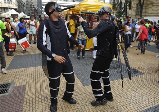 Pese al zika, brasileños planean festejar el carnaval en grande