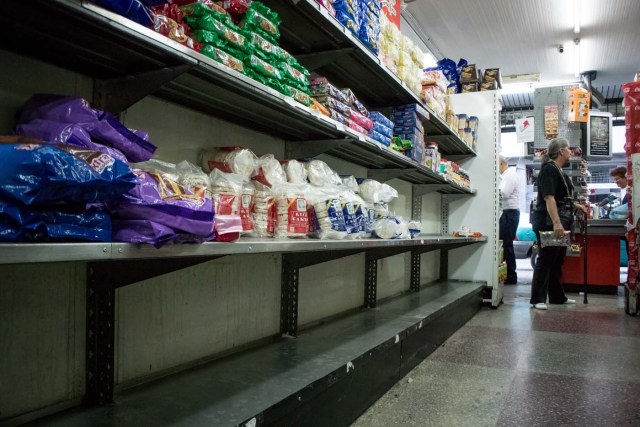 CAR12. CARACAS (VENEZUELA), 11/02/2016.- Una mujer compra en un supermercado hoy, jueves 11 de febrero de 2016, en Caracas (Venezuela). El Parlamento venezolano declaró hoy la "crisis alimentaria nacional" y en virtud de ello pidió que la FAO y la Unicef envíen expertos que evalúen los riesgos que entraña el problema para los 30 millones de habitantes del país caribeño. EFE/Miguel Gutiérrez