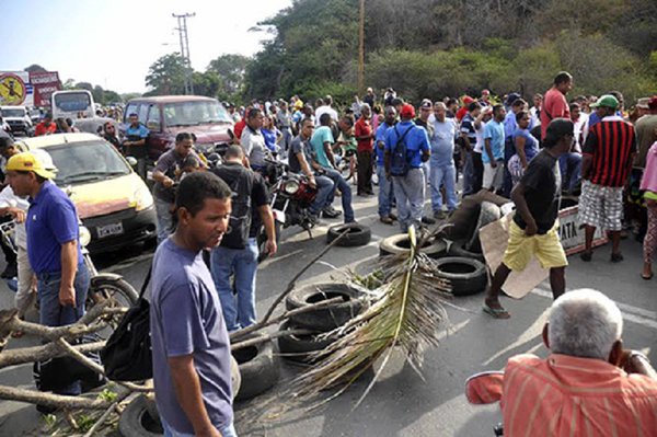 Habitantes de Puerto Cabello tienen tres semanas sin agua