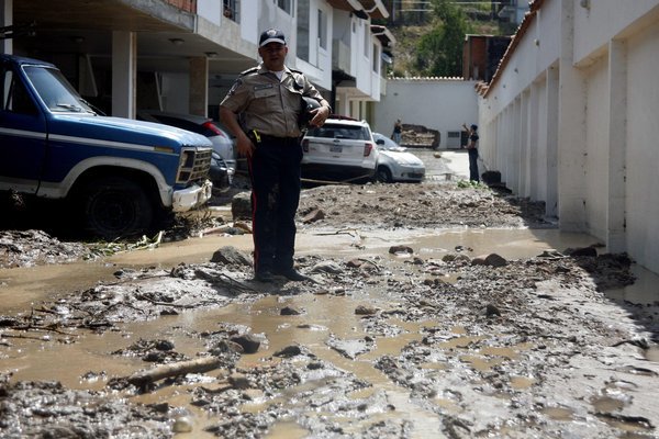 Carros y casas fueron afectados por el abrupto anegamiento al dañarse una tubería de 40 pulgadas en Las Vegas de Táriba. (Foto/Carlos Eduardo Ramírez)