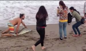 Nueva crueldad animal: Sacan a un tiburón del mar para tomarse fotos con él (VIDEO)
