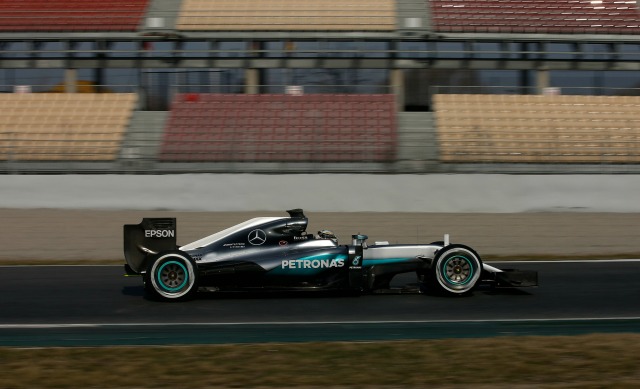 Mercedes de Fórmula Uno Lewis Hamilton de Gran Bretaña acelera su coche durante la cuarta sesión de prueba que se aproxima la próxima temporada en el Circuito de Barcelona-Catalunya en Montmeló, España, 25 de febrero de 2016. REUTERS / Sergio Pérez