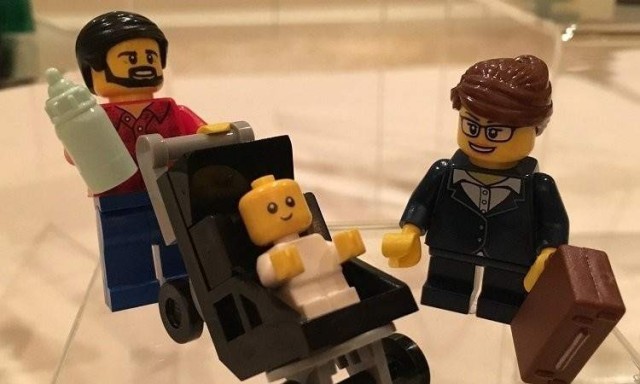 Lego se reinventa con un muñeco papá amo de casa