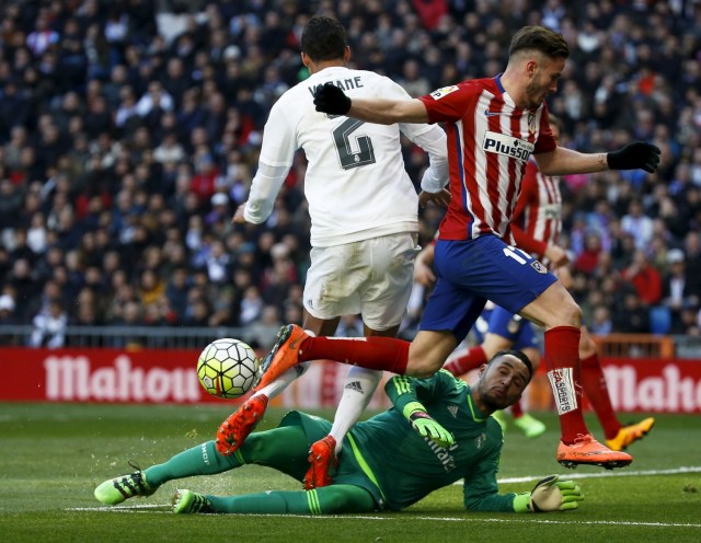 Football Soccer - Real Madrid v Atletico Madrid - Spanish Liga BBVA - Santiago Bernabeu stadium, Madrid, Spain - 27/2/16 Atletico Madrid's Saul Niguez in action against Real Madrid's Raphael Varane and goalkeeper Keylor Navas. REUTERS/Sergio Perez